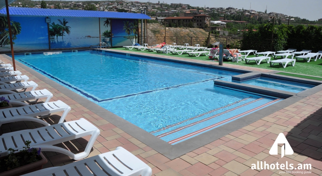 Ереван отель с бассейном. Отель Regineh в Ереване. Армения Ереван бассейн. Grand Hotel Yerevan бассейн. Открытый бассейн в Ереване Двин.
